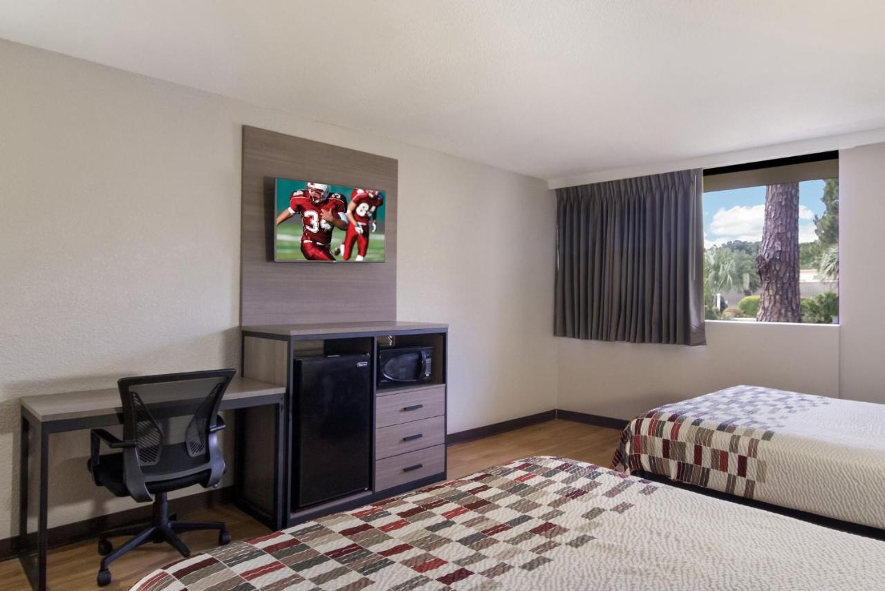 Red Roof Inn & Suites Brunswick I-95 Bagian luar foto