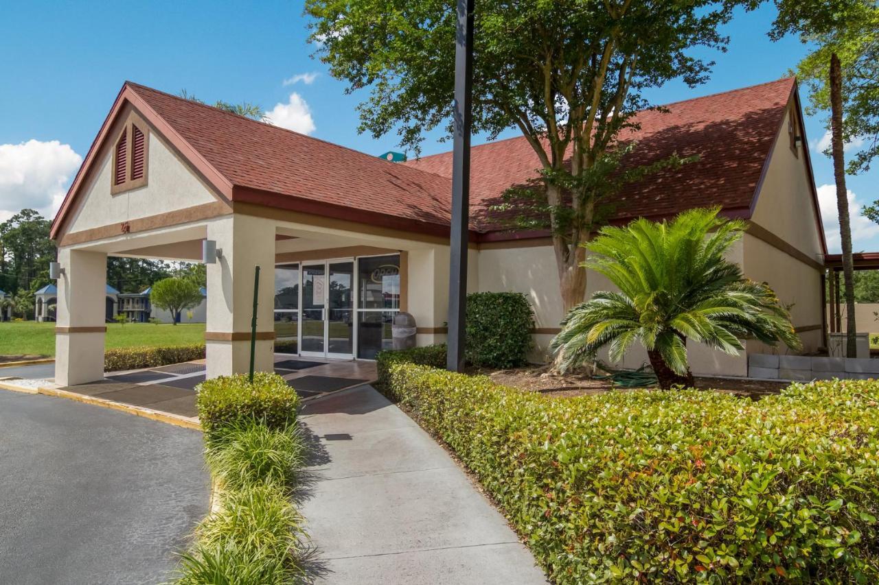 Red Roof Inn & Suites Brunswick I-95 Bagian luar foto
